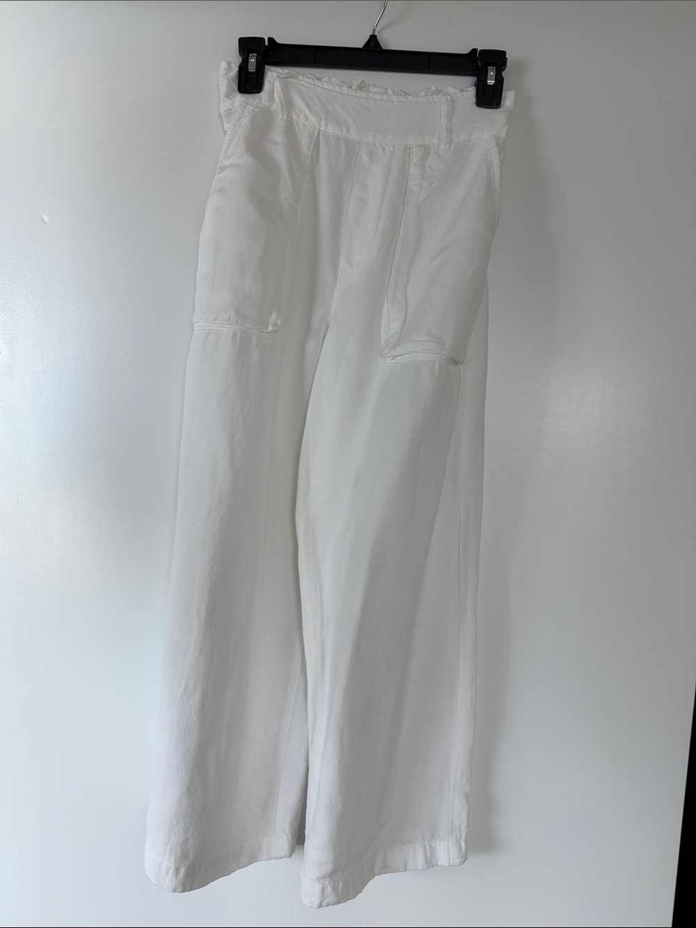 Women’s White Cropped Wide-Leg Cargo Pants with pockets